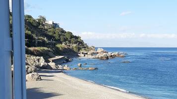 Una spiaggia nelle vicinanze, lettini da mare