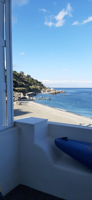 Nära stranden och solstolar
