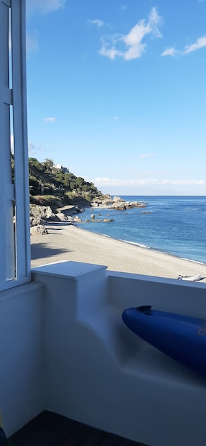 NĂ€ra stranden och solstolar
