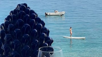 Vlak bij het strand, ligstoelen