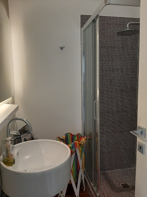 Douche, sĂšche-cheveux, serviettes fournies, savon
