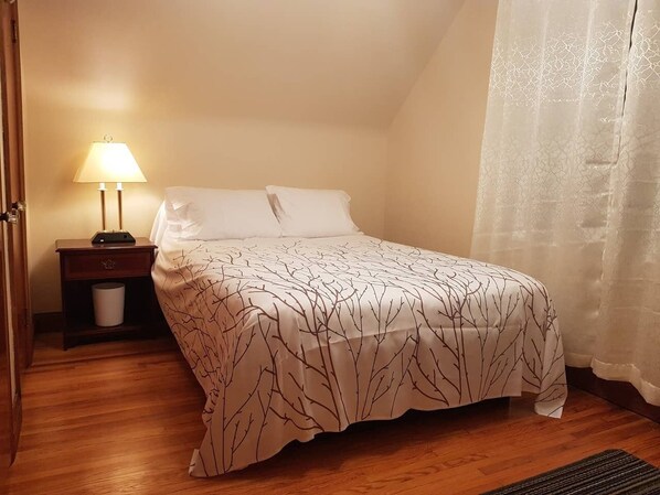 The second bedroom on upper level is also decorated in warm, soft tones and offers a great space to relax and unwind, complete with queen sized bed with comfy mattress. 