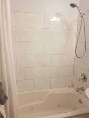 Shower, free toiletries, hair dryer, towels - Sarnia's Man Cave - 3 BR/1 BA HOUSE - Pet friendly (Sarnia)