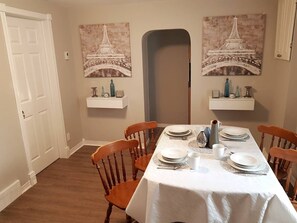 Dining - Your Sarnia "City Cottage" is waiting for you! (Sarnia)