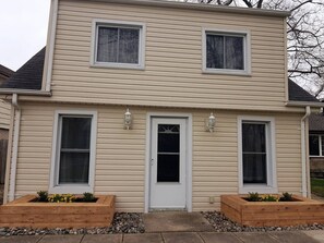Exterior detail - Your Sarnia "City Cottage" is waiting for you! (Sarnia)