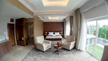 Minibar, desk, laptop workspace, free WiFi