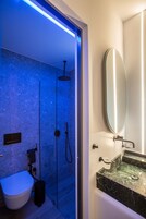 1 habitación, caja de seguridad en la habitación y escritorio 