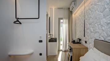 1 habitación, caja de seguridad en la habitación y escritorio