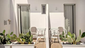 Studio | 1 bedroom, in-room safe, desk, Internet