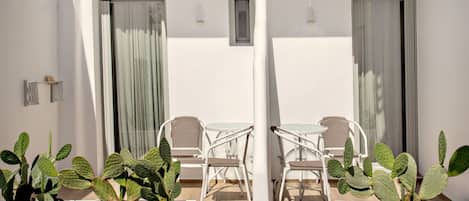Studio | 1 bedroom, in-room safe, desk, Internet