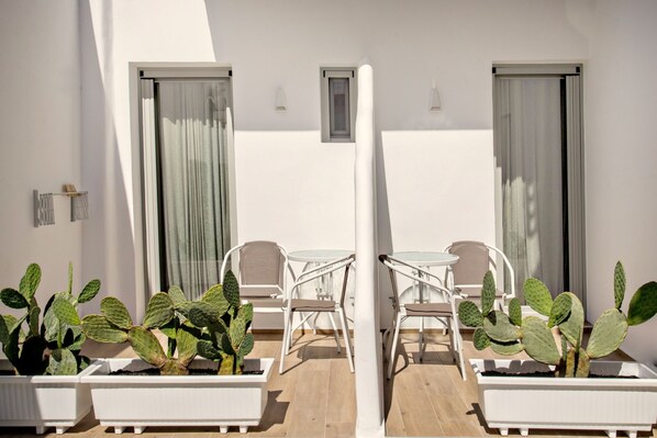 Studio | 1 bedroom, in-room safe, desk, Internet