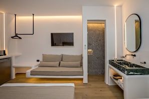 Studio | 1 sovrum, vÀrdeförvaringsskÄp pÄ rummet, skrivbord och internet