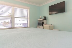 1 bedroom, bed sheets - Flamingo Inn - Standard King (Fort Myers Beach)