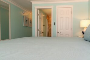 1 bedroom, bed sheets - Flamingo Inn - Standard King (Fort Myers Beach)