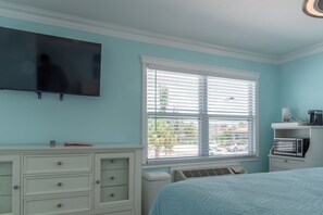 1 bedroom, Internet, bed sheets - Flamingo Inn - Standard King - 103 (Fort Myers Beach)