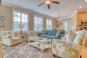 House, Multiple Beds (Wandering Star) | Living room - Wandering Star (Depoe Bay)