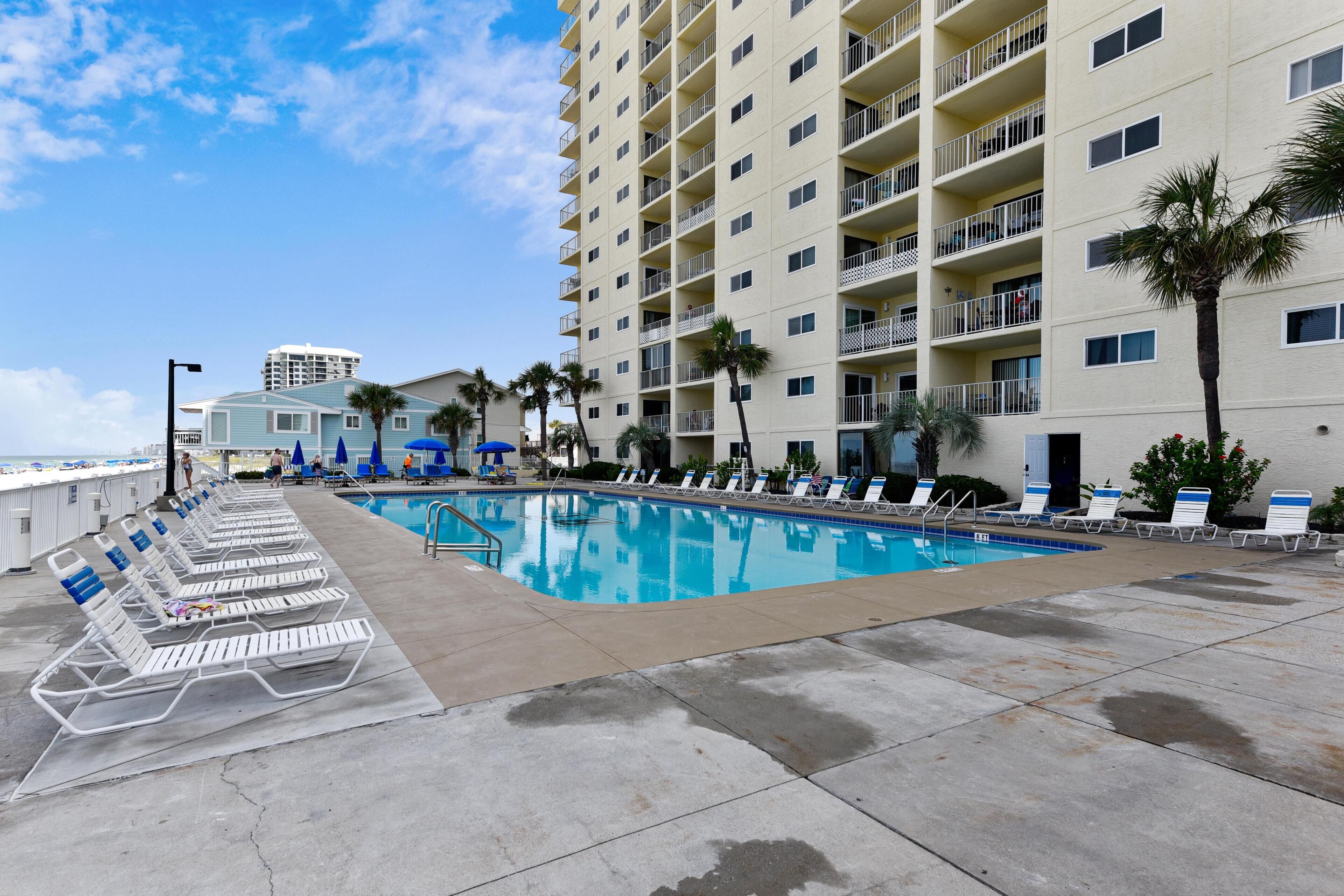 Een buitenzwembad en een verwarmd zwembad