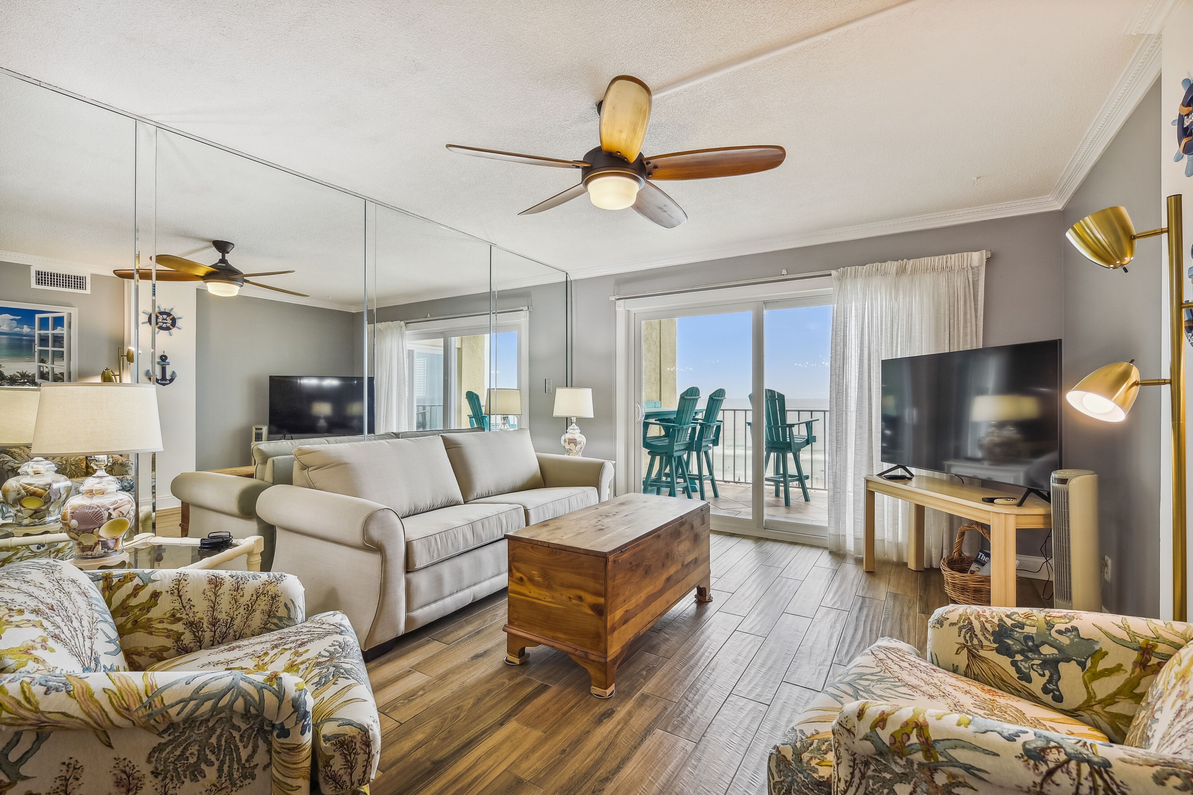 Condo, 2 habitaciones, balcón, vista al océano (514) | Área de sala de estar | Televisión de pantalla plana de 45 pulgadas con canales por cable 
