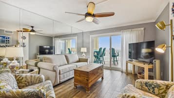 Condo, 2 quartos, sacada, vista para o oceano (514) | Área de estar | TV de tela plana 45 polegadas com canais a cabo