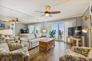 Apartamento, 2 habitaciones, balcón, vistas al mar (514) | Zona de estar | Televisión de pantalla plana de 45 pulgadas con canales por cable