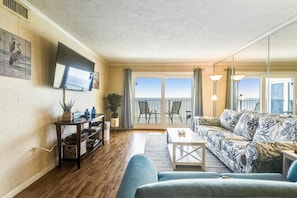 Condo, 2 quartos | Sala de estar | TV de tela plana 45 polegadas com canais a cabo