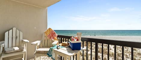 Appart'hôtel Panoramique, 2 chambres, vue océan, en front de plage (115A) | Terrasse/Patio