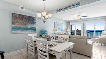 Panoramic Condo, 2 Bedrooms, Ocean View, Beachfront (115A) | In-room dining