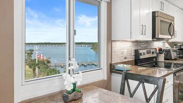 Condo, 3 habitaciones, balcón, vista al océano (A-303) | Comedor