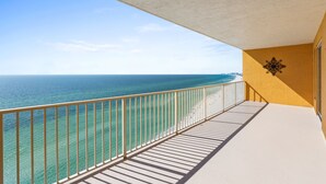 Een balkon met uitzicht op de oceaan.