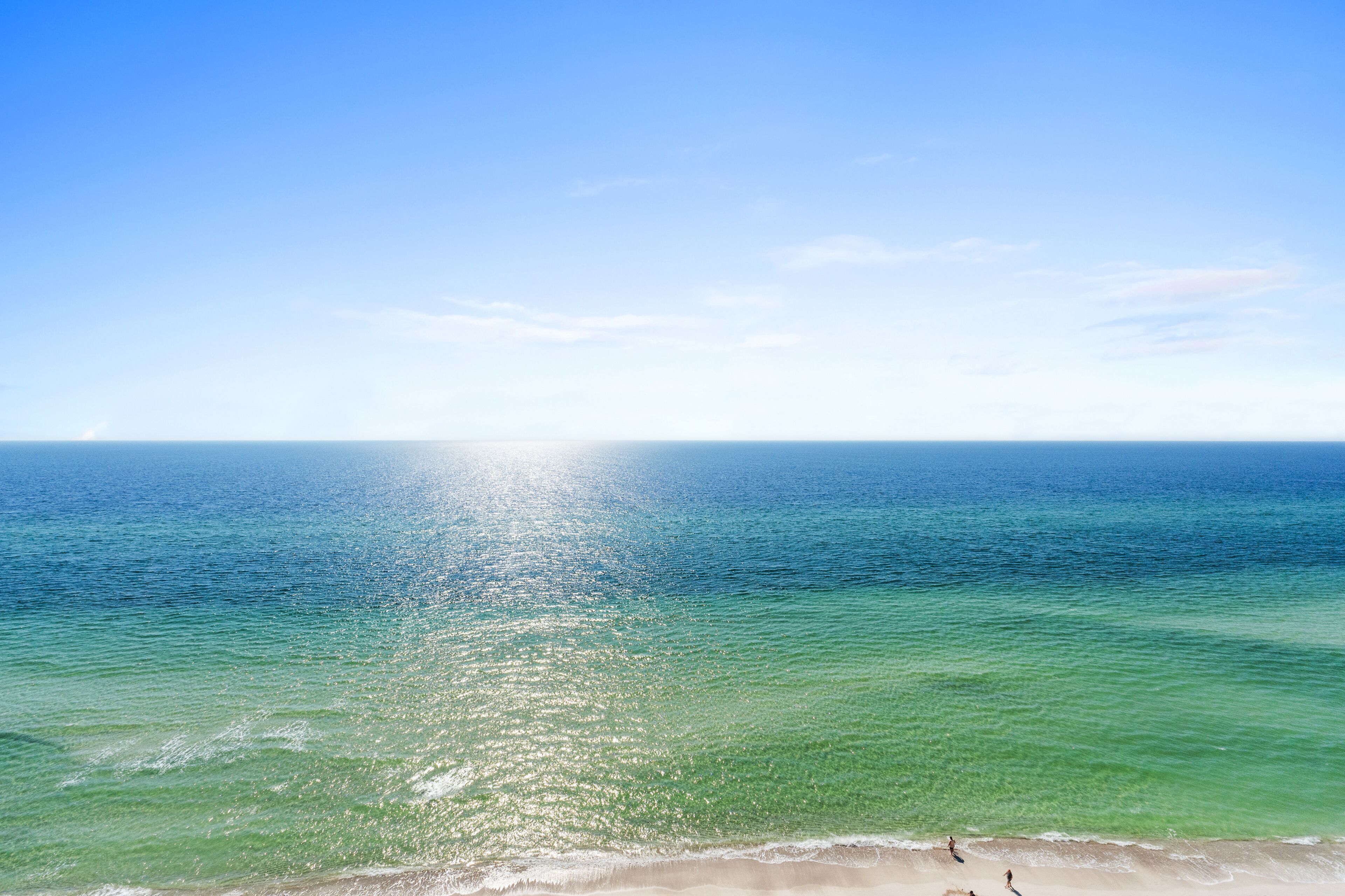 Una platja amb aigua turquesa cristal·lina i sorra daurada.
