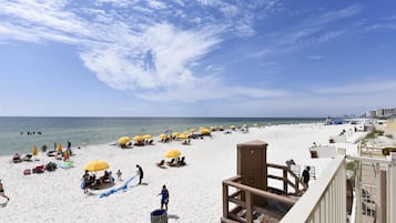På stranden