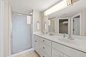 Treasure Island, 2 Bedroom, Gulf Front (1203) | Baño | Toallas y champú