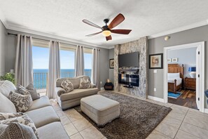 Treasure Island, 2 Bedroom, Gulf Front (1203) | Área de estar | TV