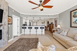 Treasure Island, 2 Bedroom, Gulf Front (1203) | Wohnbereich | Fernseher