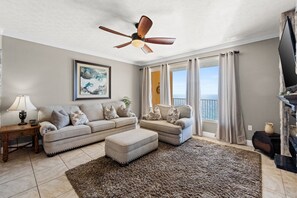 Treasure Island, 2 Bedroom, Gulf Front (1203) | Wohnbereich | Fernseher