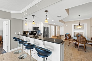 Treasure Island, 2 Bedroom, Gulf Front (1203) | Cocina privada | Utensilios de cocina