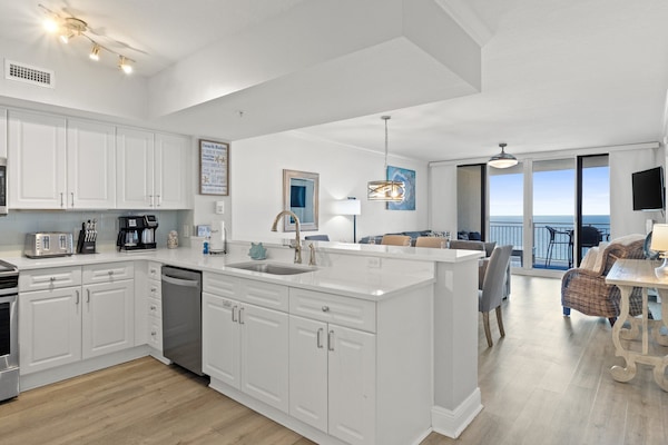 Condo, 2 Bedrooms, Balcony, Ocean View (1736) | Dapur peribadi | Pembancuh kopi/teh, meja makan