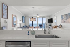 Condo, 2 habitaciones, balcón, vista al océano (1736) | Cocina privada | Cafetera y tetera y comedor