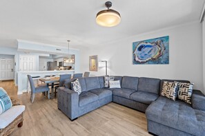 Condo, 2 habitaciones, balcón, vista al océano (1736) | Área de sala de estar | Televisión de pantalla plana de 47 pulgadas con canales digitales