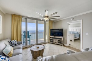 Apartamento, 2 habitaciones, balcón, vistas al mar (1330) | Zona de estar | Televisión de pantalla plana de 47 pulgadas con canales digitales