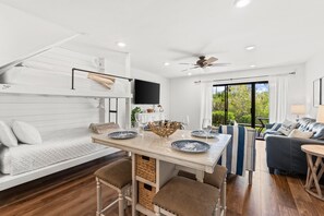 Condo, 2 Bedrooms, Balcony (8B) | In-room dining