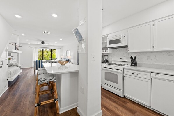 Condo, 2 Bedrooms, Balcony (8B) | Private kitchen