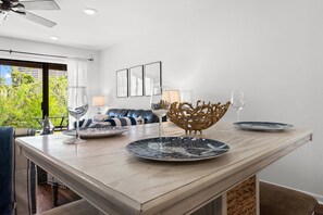 Condo, 2 Bedrooms, Balcony (8B) | In-room dining