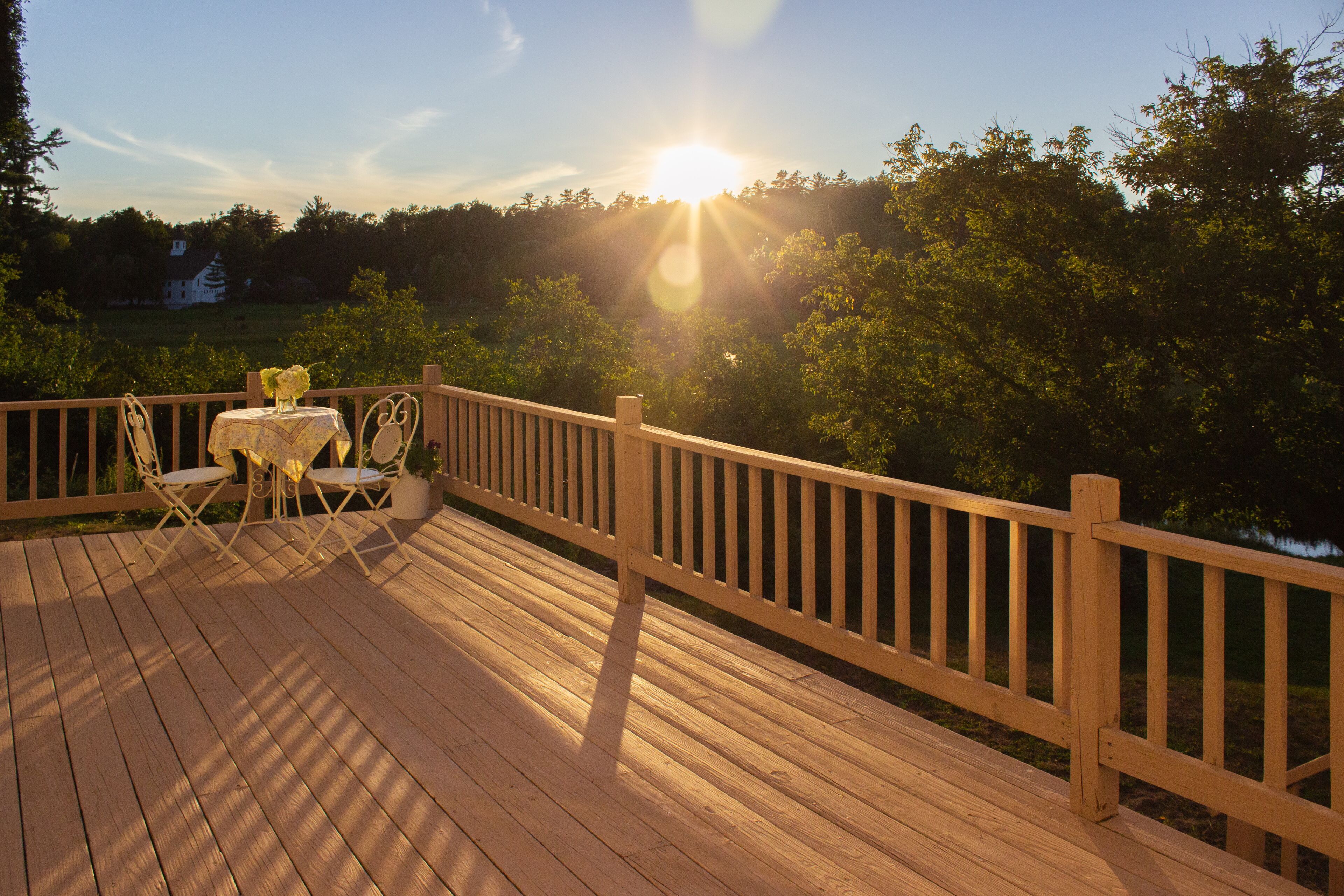 Relaxing retreat with mountain views, lake access and work space option