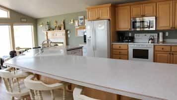 House, Multiple Beds (Ocean Waves 1) | Private kitchen