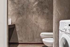 Douche, articles de toilette gratuits, sèche-cheveux