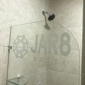Regadera, toallas, jabón, papel de baño 