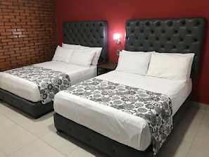 Familien-Doppelzimmer | Verdunkelungsvorhänge, kostenloses WLAN, Bettwäsche, Rollstuhlgeeignet