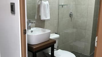 Quarto elite | Banheiro | Chuveiro, toalhas de banho, sabonete, papel higiênico