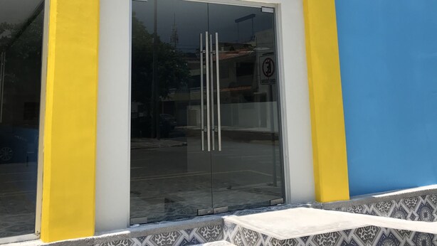 A hotel entrance with a glass door, a sign reading "JAR8 HOTEL", and a geometric logo above the sign. - Hotel Jar8 (Veracruz)